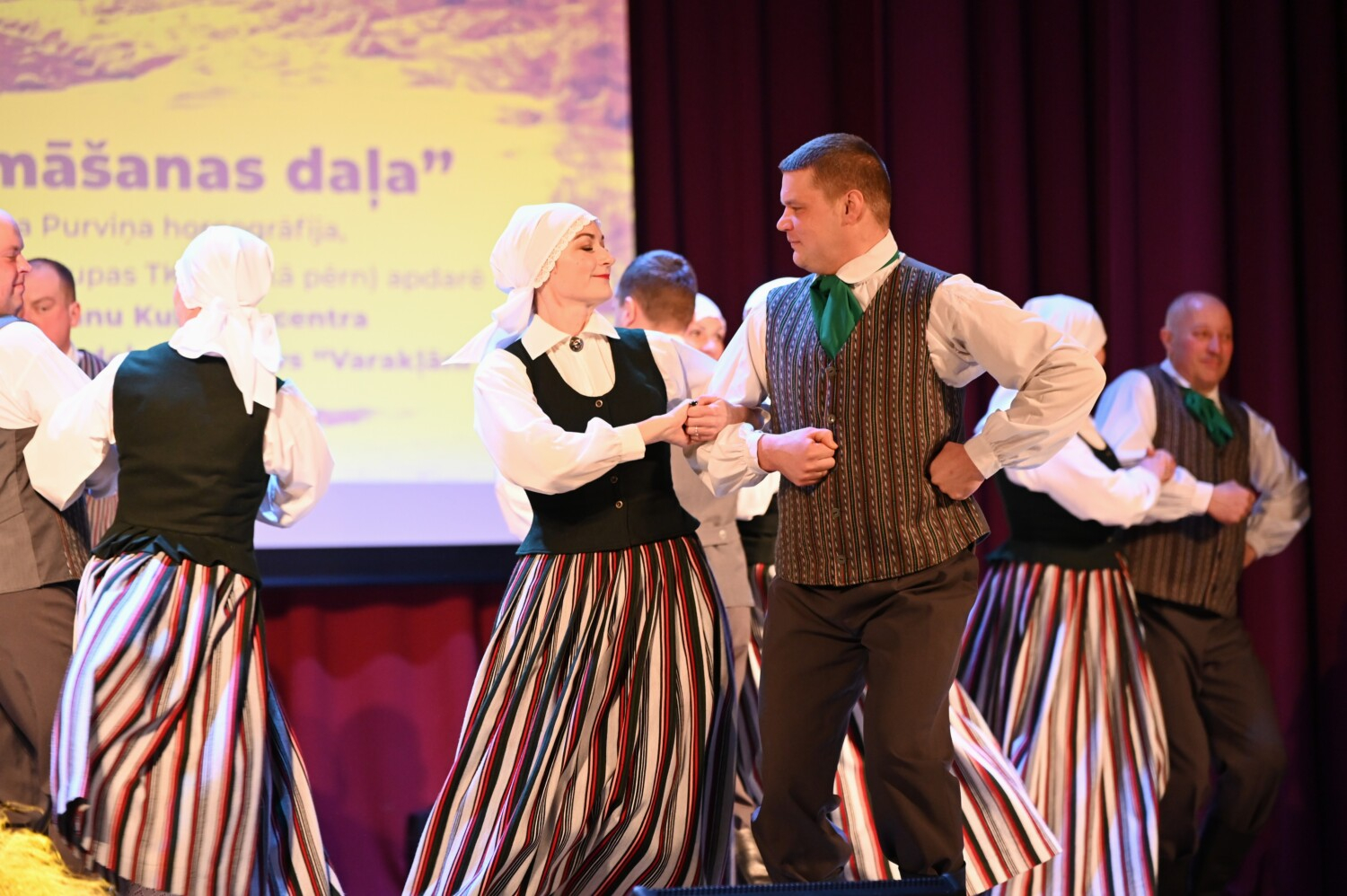 Tautas deju kolektīvu sadancis "Ziemas danči"