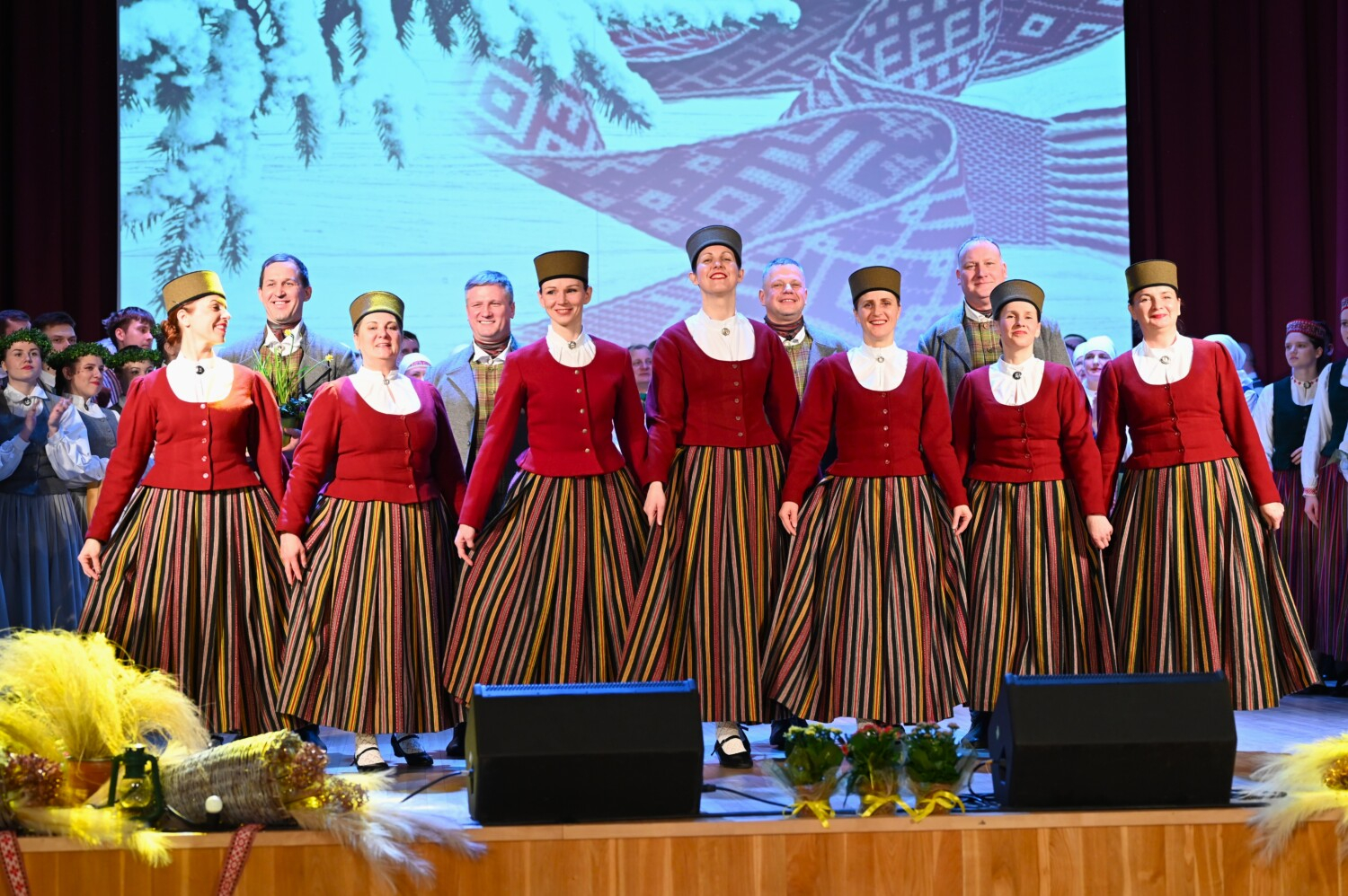 Tautas deju kolektīvu sadancis "Ziemas danči"
