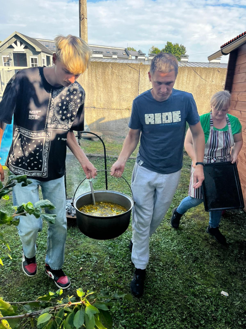 Biedrība "Jaunie Spārni" ar lepnumu noslēdz sirsnīgo projektu "Satikšanās punkts"