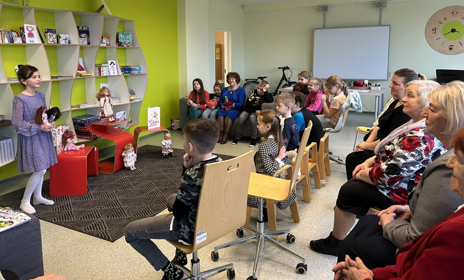 Seniori un bērni saliedējas pasākumā “Klusējošais lelles stāsts”