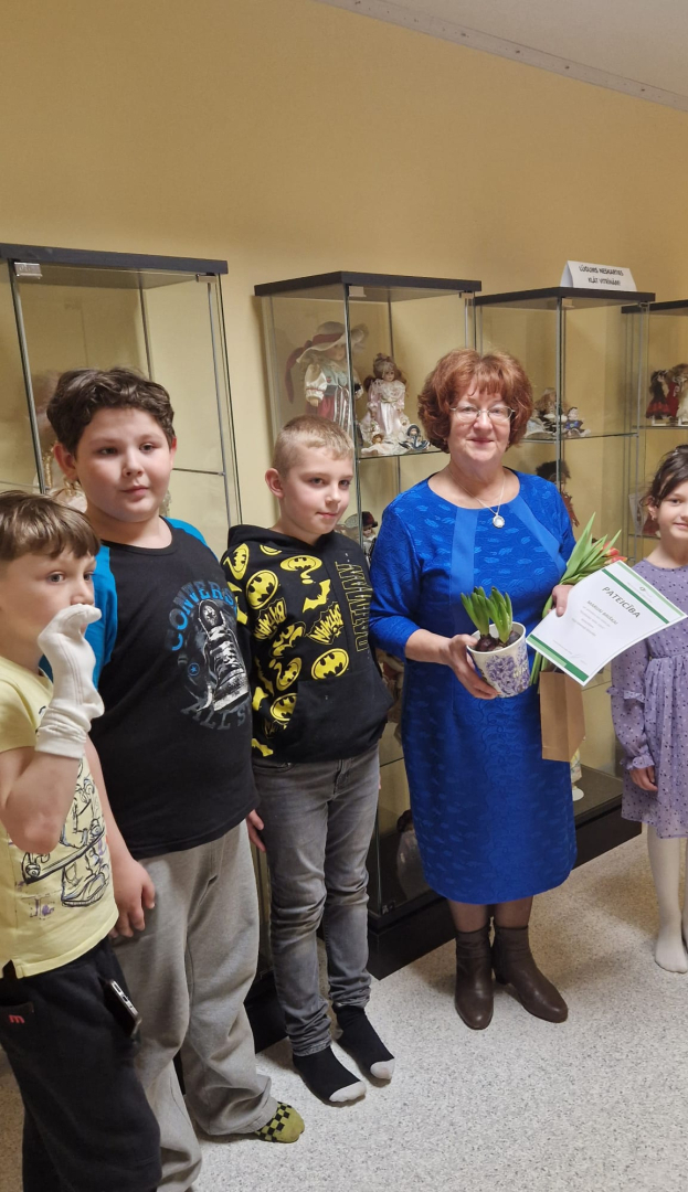Seniori un bērni saliedējas pasākumā “Klusējošais lelles stāsts”