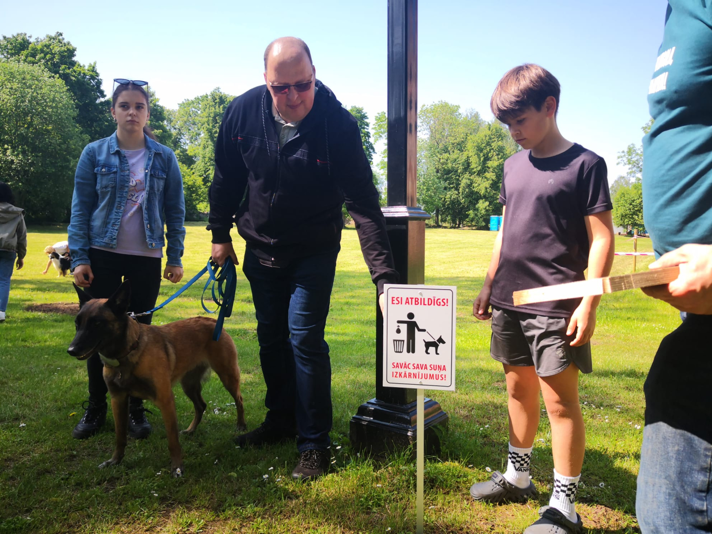 Preiļu pils parkā notikusi suņu un viņu saimnieku zibakcija