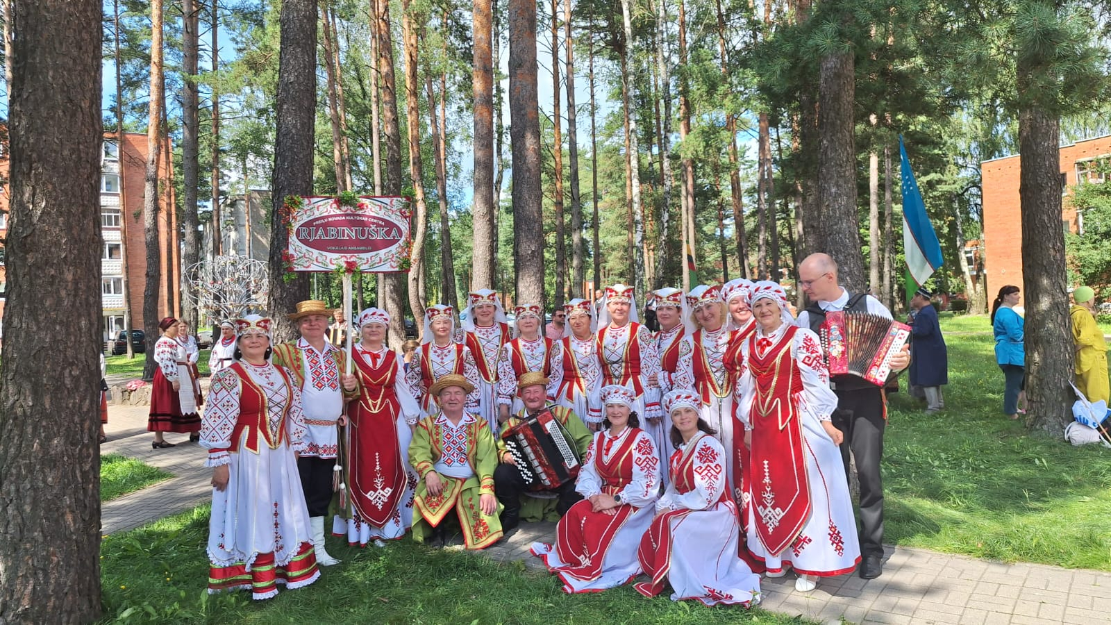 Ansamblis "Rjabinuška" ar dziesmām sveic Visaginas