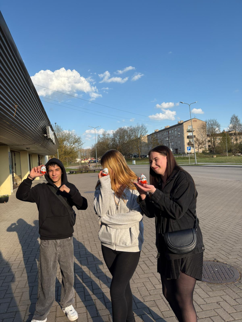 Jauniešu centrā "Četri" norisinājās Lieldienu tematiskā Emoji viktorīna