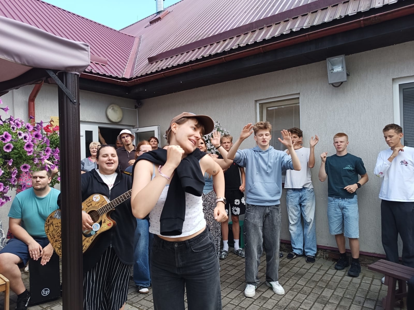 Sirds siltums, kas vieno - SAC "Aglona" seniorus aizkustina jauniešu ciemos nākšana
