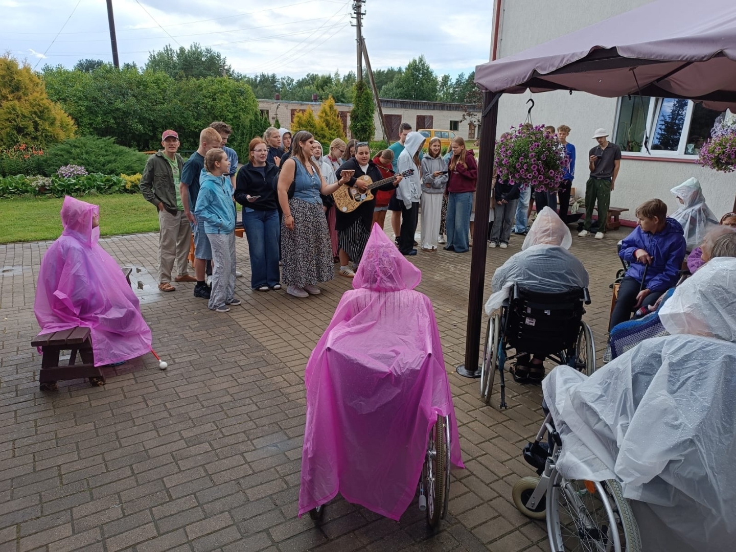 Sirds siltums, kas vieno - SAC "Aglona" seniorus aizkustina jauniešu ciemos nākšana