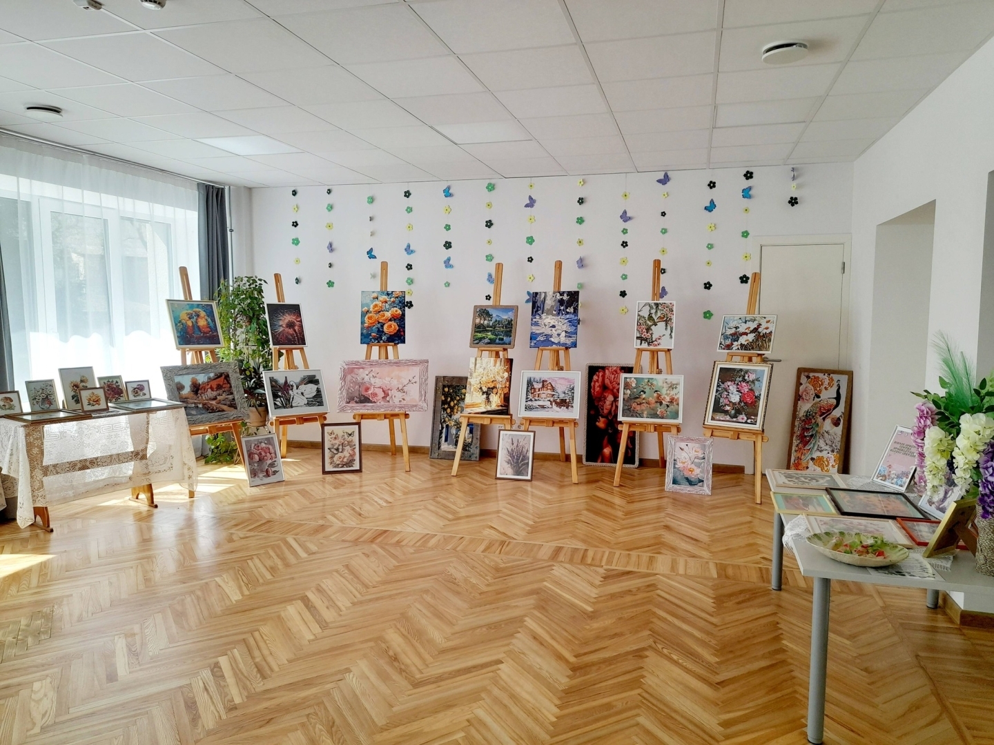 Skatāma Dienas aprūpes centra apmeklētāju gleznu izstāde