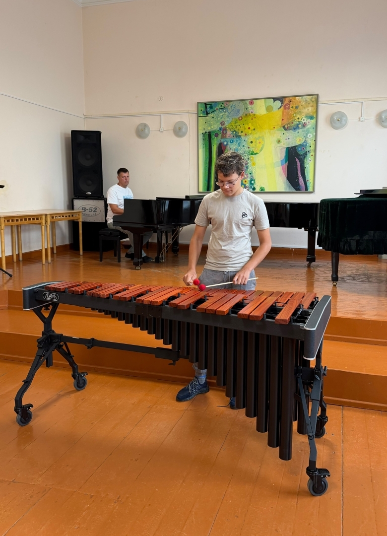 Preiļu Mūzikas un mākslas skolā klausītājus priecē jaunā marimba!