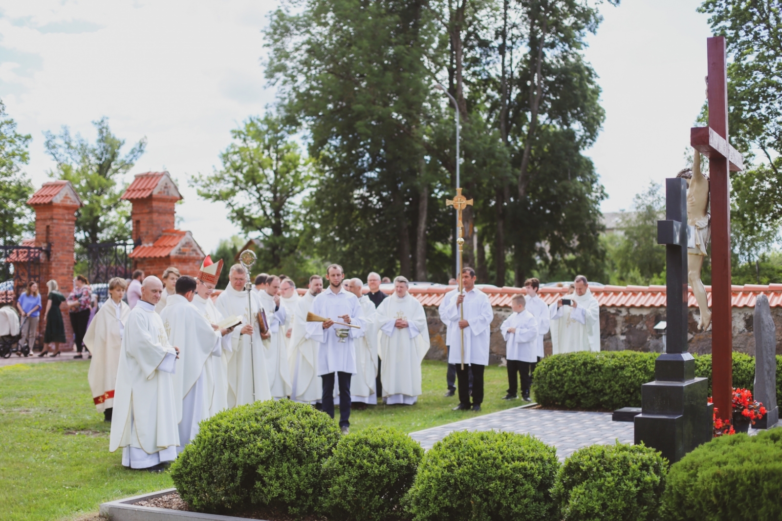 Vidsmuižas Svētā Gara Romas katoļu baznīcu apmeklē bīskaps Jānis Bulis