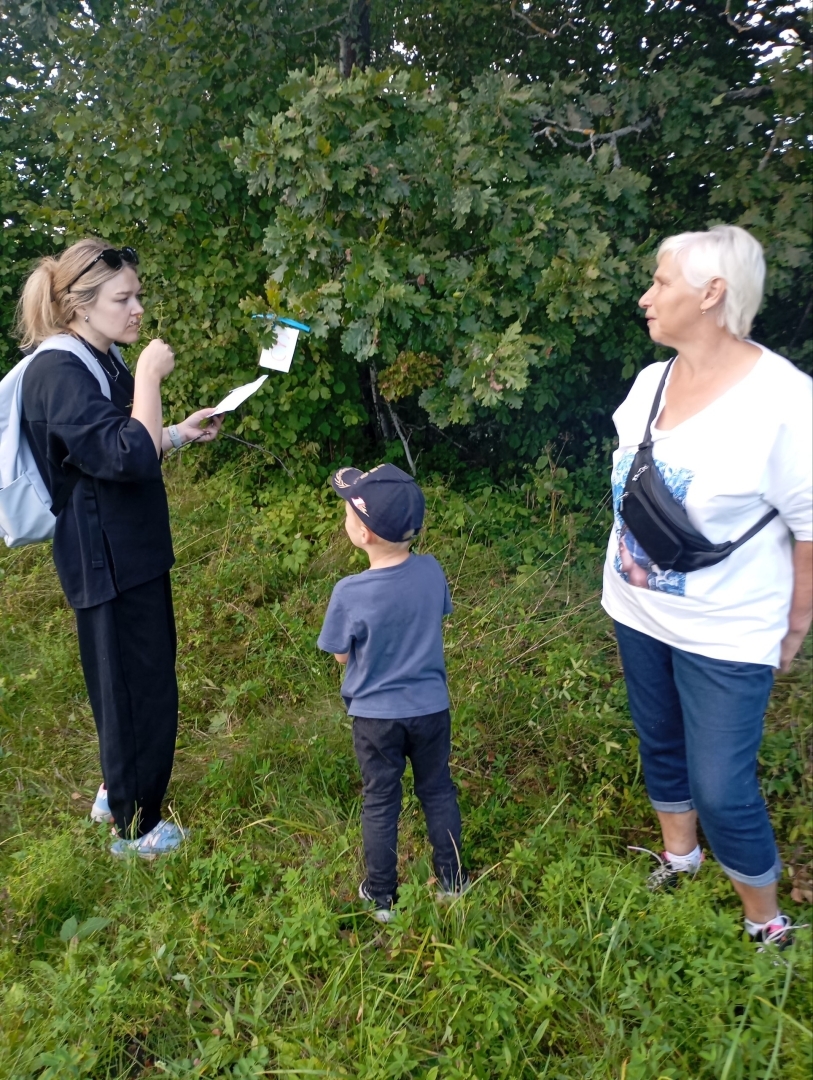 Preiļu novadā aizvadīts izglītojošs un spēcinošs pārgājiens "Ceļā pie Martas gar Egles ezeru"