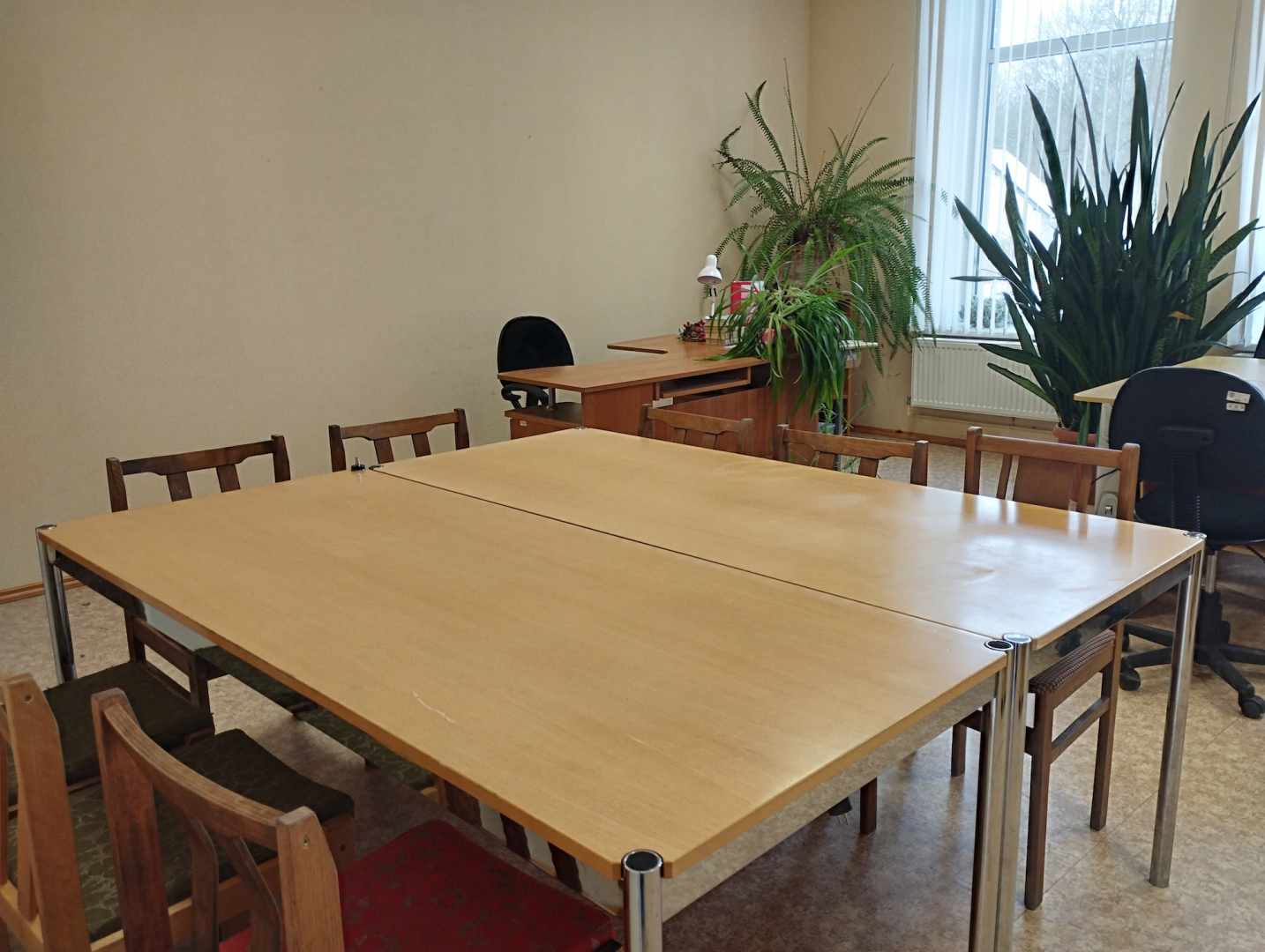 Latvijas bibliotēkām apjomīgs mēbeļu ziedojums