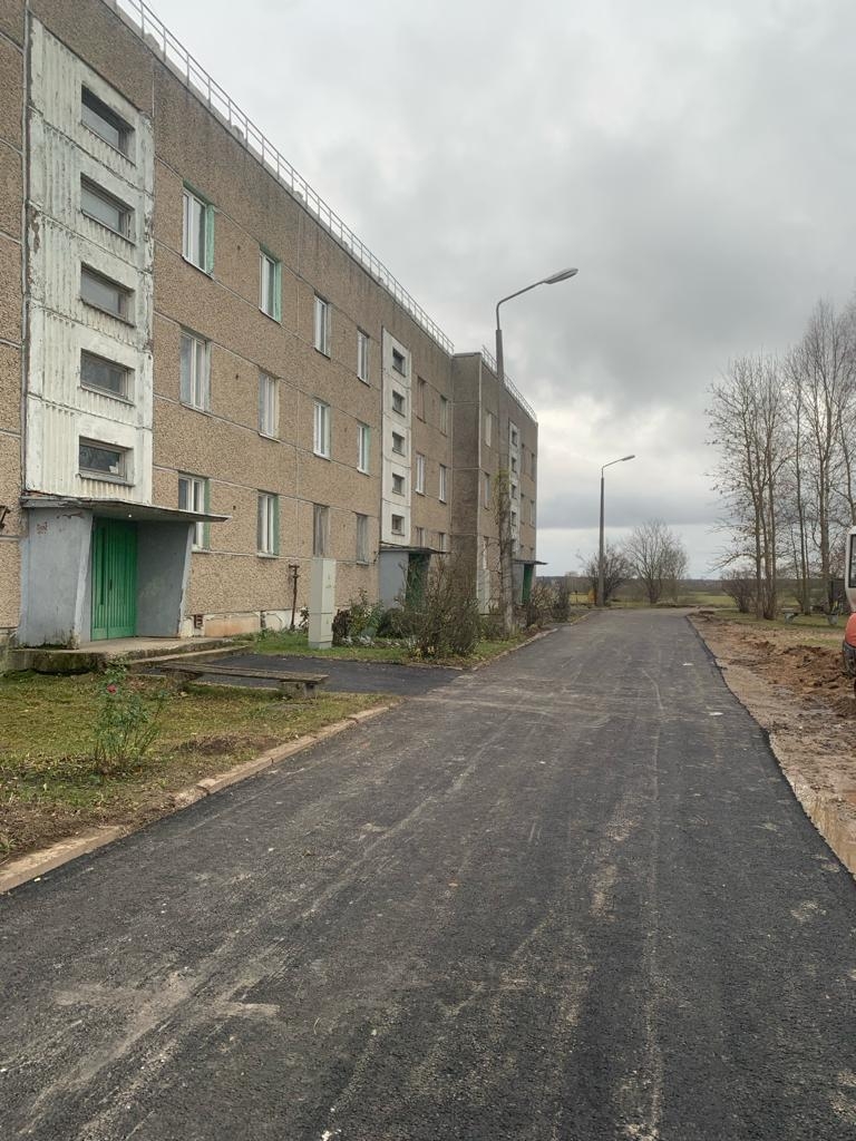 Rožkalnu pagasta daudzdzīvokļu mājai Saules ielā 14 atjaunots piebraucamais ceļš un iekšpagalmu segums