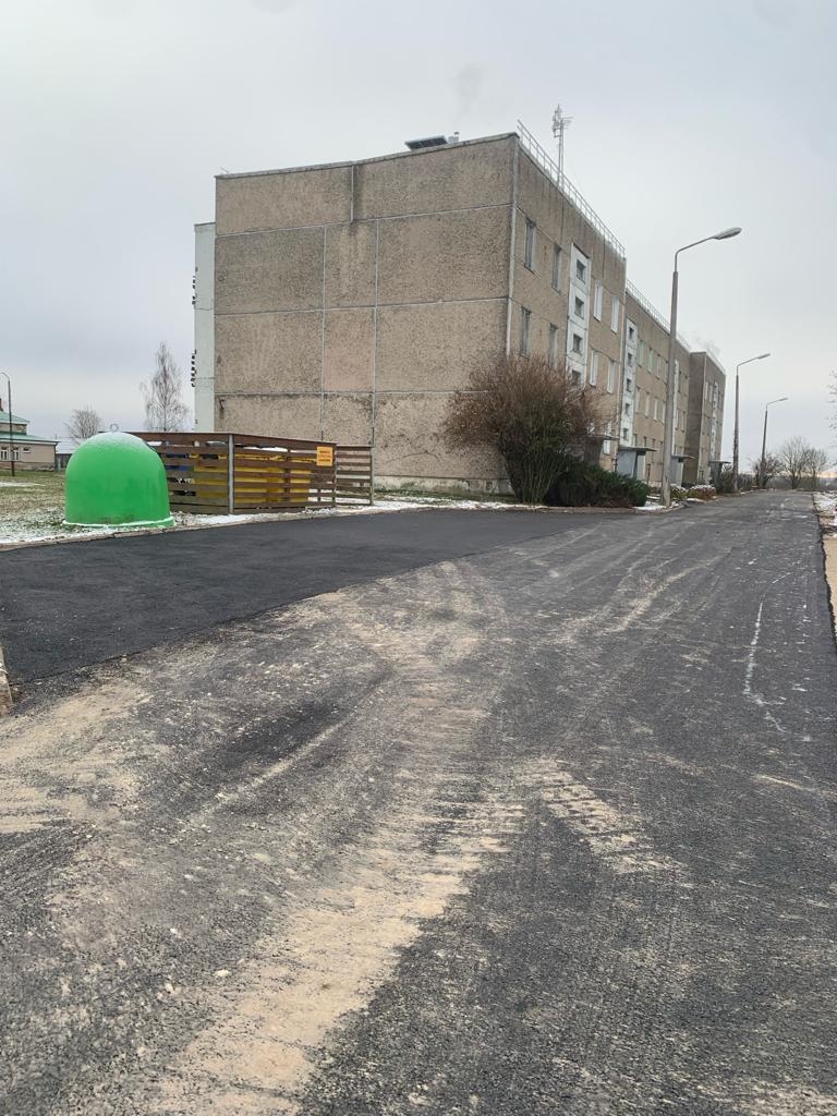 Rožkalnu pagasta daudzdzīvokļu mājai Saules ielā 14 atjaunots piebraucamais ceļš un iekšpagalmu segums
