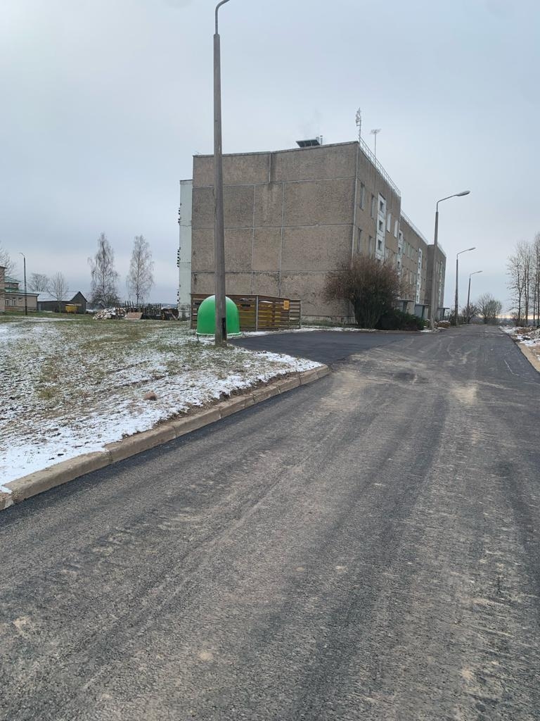 Rožkalnu pagasta daudzdzīvokļu mājai Saules ielā 14 atjaunots piebraucamais ceļš un iekšpagalmu segums