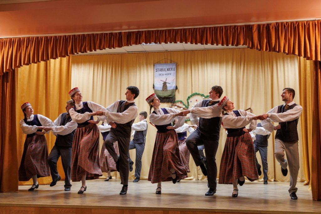 deju-kolektiva-stabulnieki-jubilejas-koncerts-20-pavasari-deja-foto-v-agurjanovs-034-1024x683.jpg