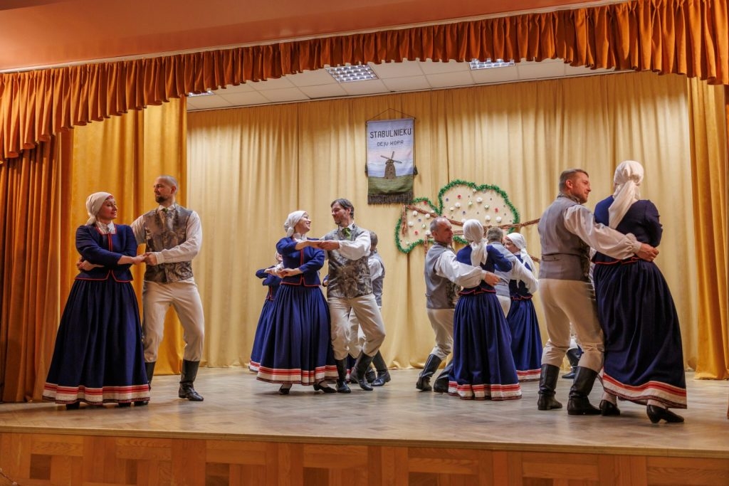 deju-kolektiva-stabulnieki-jubilejas-koncerts-20-pavasari-deja-foto-v-agurjanovs-040-1024x683.jpg