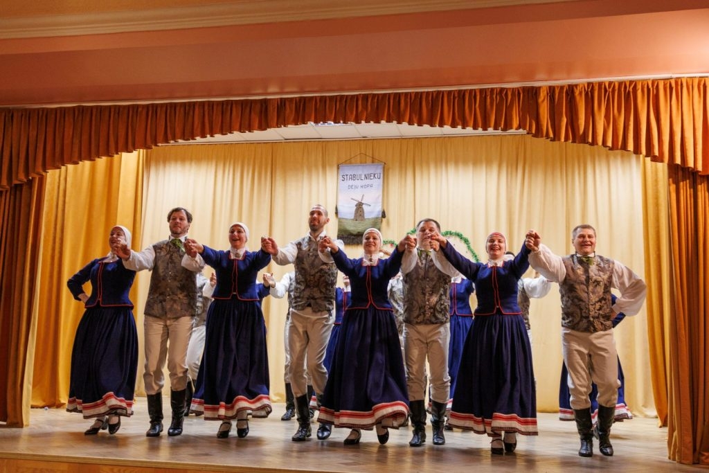deju-kolektiva-stabulnieki-jubilejas-koncerts-20-pavasari-deja-foto-v-agurjanovs-104-1024x683.jpg