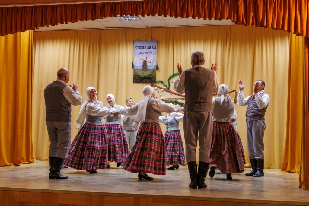 deju-kolektiva-stabulnieki-jubilejas-koncerts-20-pavasari-deja-foto-v-agurjanovs-106-1024x683.jpg