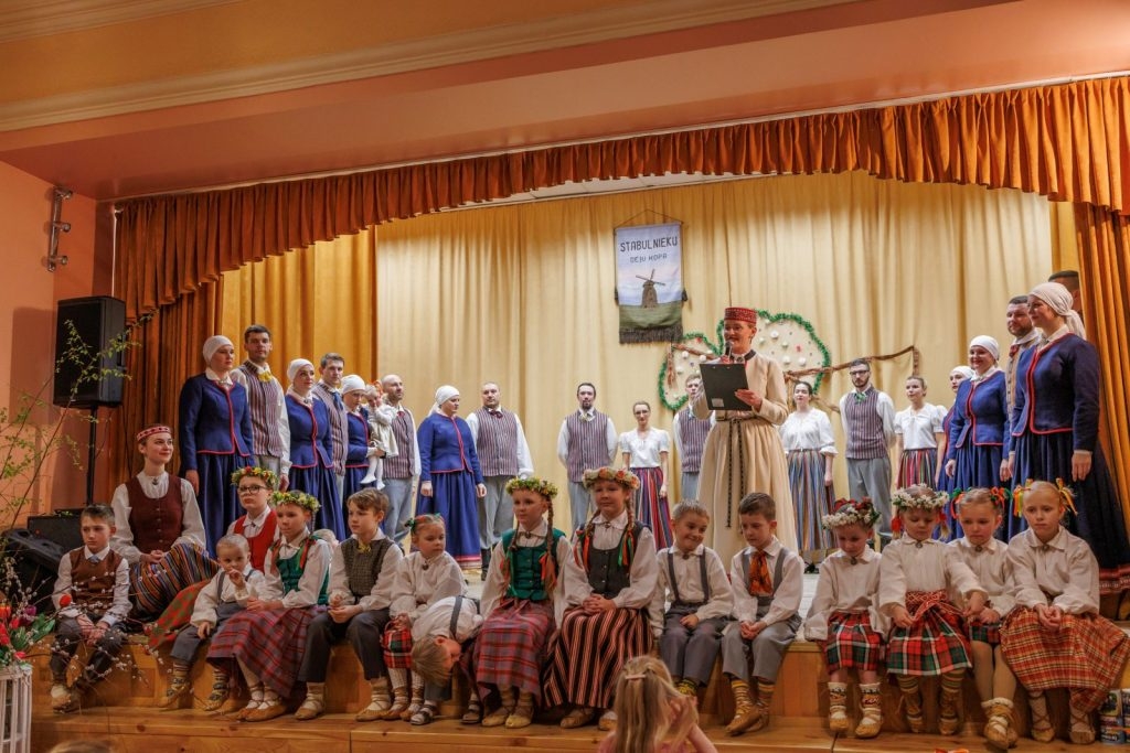 deju-kolektiva-stabulnieki-jubilejas-koncerts-20-pavasari-deja-foto-v-agurjanovs-121-1024x683.jpg