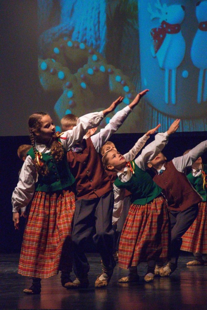 deju-kopu-dancari-un-talderi-ziemassvetku-koncerts-fotolauris-uzulniks-005-683x1024.jpg