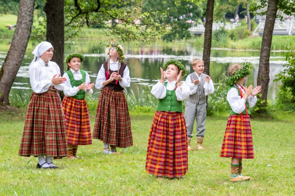 dziesmu-un-deju-cels-saulesvija-izvijas-cauri-preilu-novadam-19-julija-foto-ieva-babre-083-1024x682.jpg
