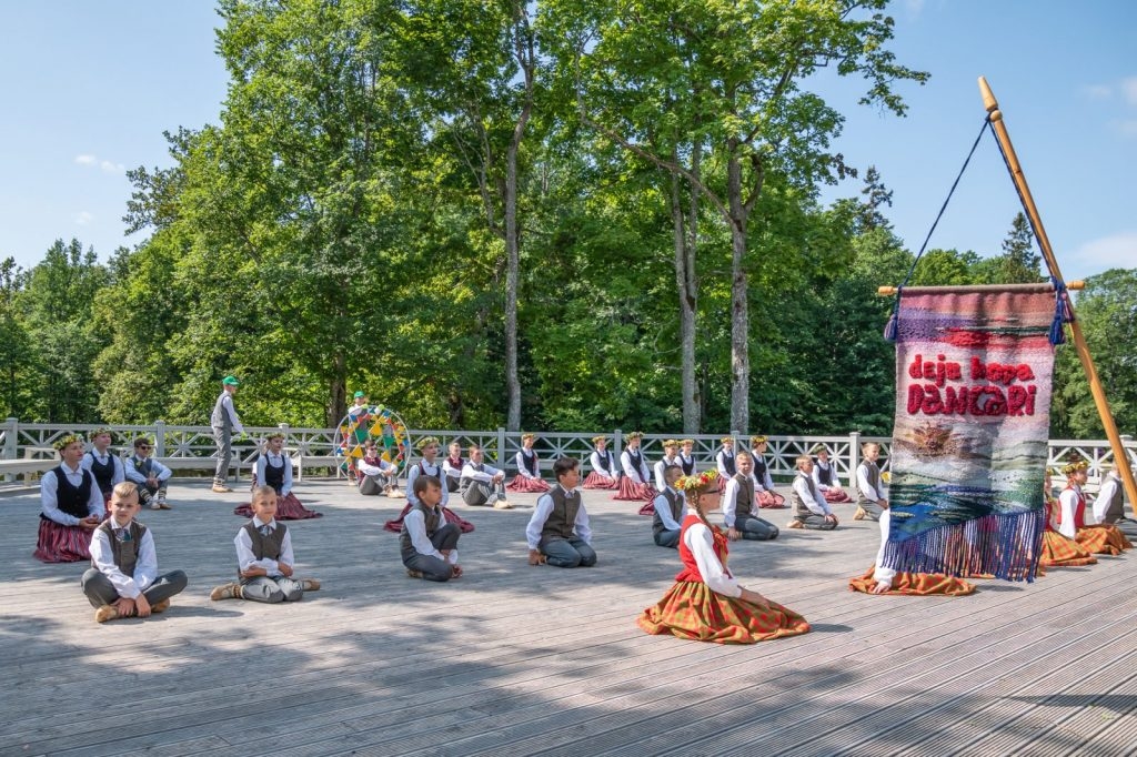 dziesmu-un-deju-cels-saulesvija-izvijas-cauri-preilu-novadam-19-julija-foto-ieva-babre-095-1024x682.jpg