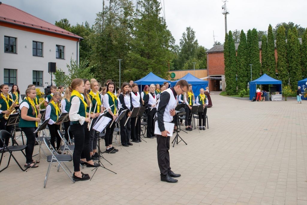 jauniesu-puteju-orkestris-un-svetku-banitis-foto-v-agurjanovs-003-1024x683.jpg