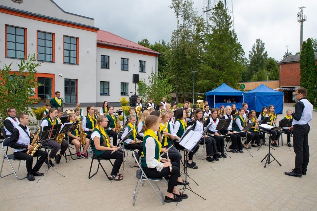 jauniesu-puteju-orkestris-un-svetku-banitis-foto-v-agurjanovs-004-1024x683.jpg