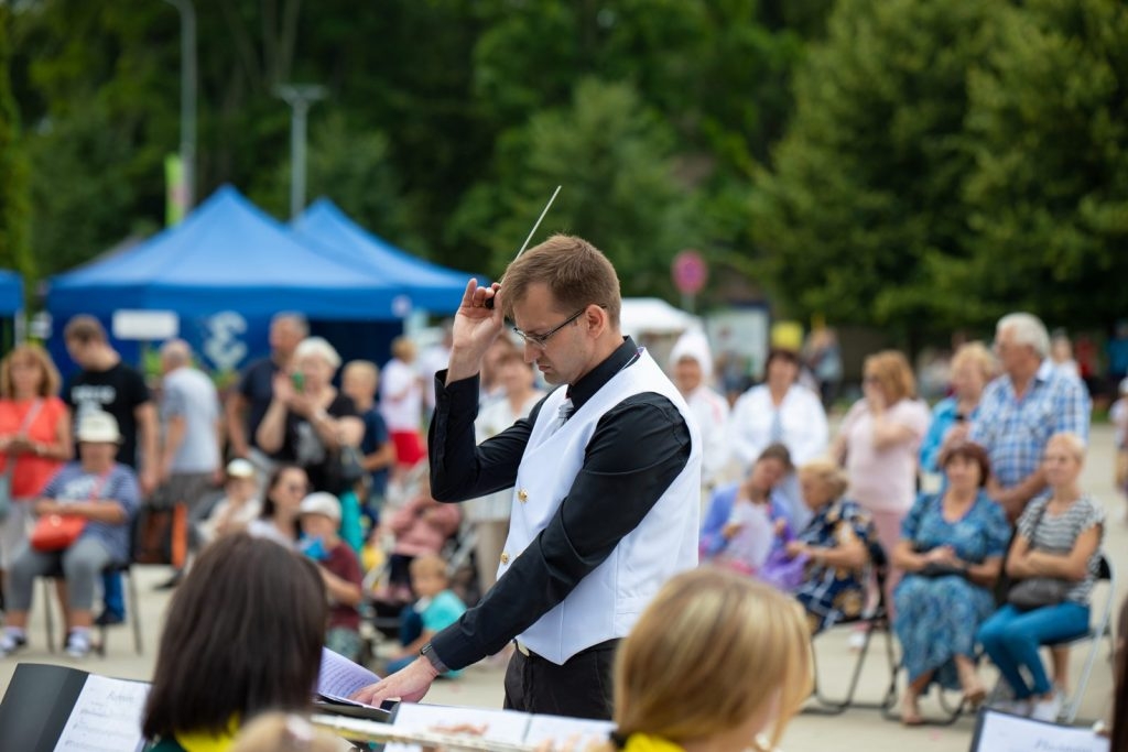 jauniesu-puteju-orkestris-un-svetku-banitis-foto-v-agurjanovs-005-1024x683.jpg