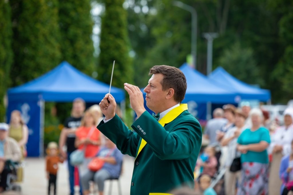 jauniesu-puteju-orkestris-un-svetku-banitis-foto-v-agurjanovs-007-1024x683.jpg