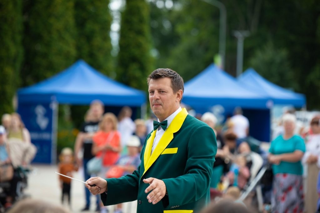 jauniesu-puteju-orkestris-un-svetku-banitis-foto-v-agurjanovs-008-1024x683.jpg