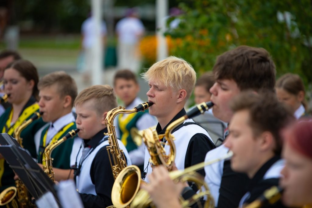jauniesu-puteju-orkestris-un-svetku-banitis-foto-v-agurjanovs-017-1024x683.jpg