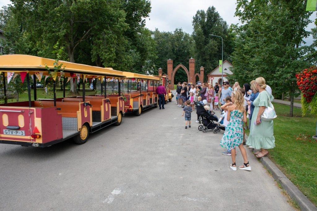 jauniesu-puteju-orkestris-un-svetku-banitis-foto-v-agurjanovs-034-1024x683.jpg