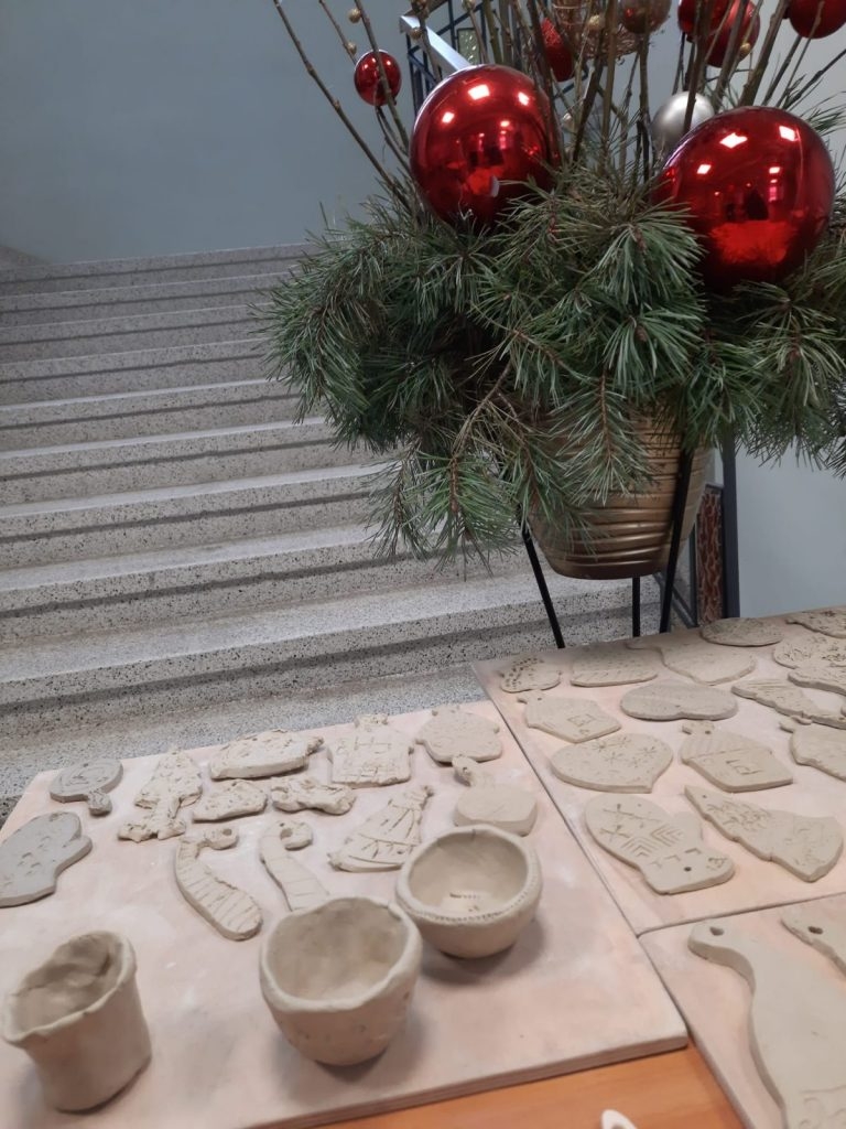 keramikas-radosas-meistarklases-un-pop-up-tirdzins-preilos-003-768x1024.jpg