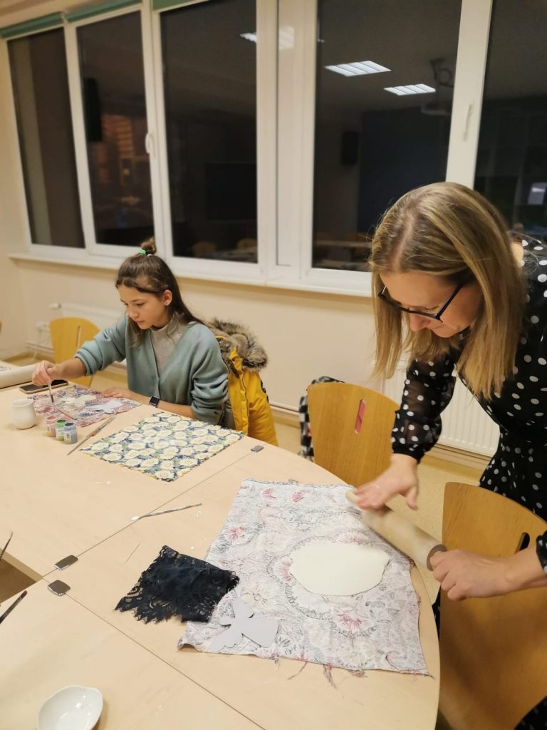 keramikas-radosas-meistarklases-un-pop-up-tirdzins-preilos-006-768x1024.jpg