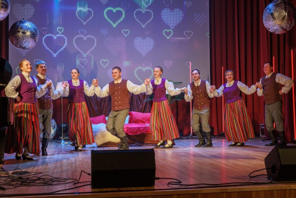 koncertsovs-valentindienas-noskanas-precetie-pret-brivajiem-riebinu-kulturas-nama-foto-v-agurjanovs-020-1024x683.jpg