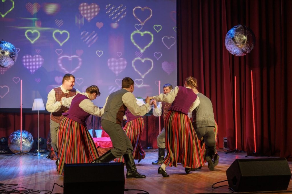 koncertsovs-valentindienas-noskanas-precetie-pret-brivajiem-riebinu-kulturas-nama-foto-v-agurjanovs-021-1024x683.jpg