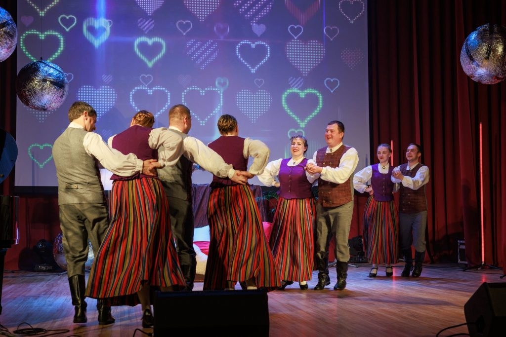 koncertsovs-valentindienas-noskanas-precetie-pret-brivajiem-riebinu-kulturas-nama-foto-v-agurjanovs-022-1024x683.jpg