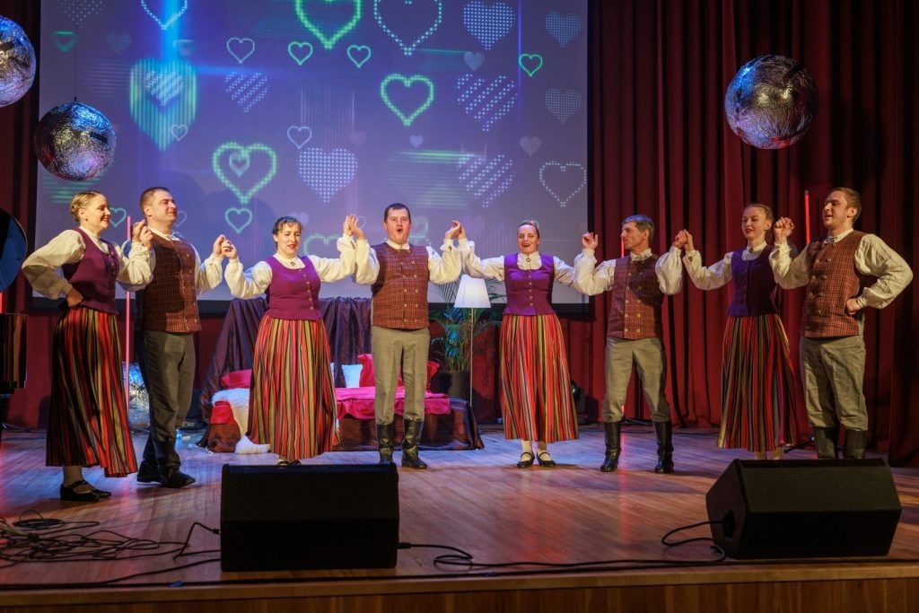koncertsovs-valentindienas-noskanas-precetie-pret-brivajiem-riebinu-kulturas-nama-foto-v-agurjanovs-023-1024x683.jpg