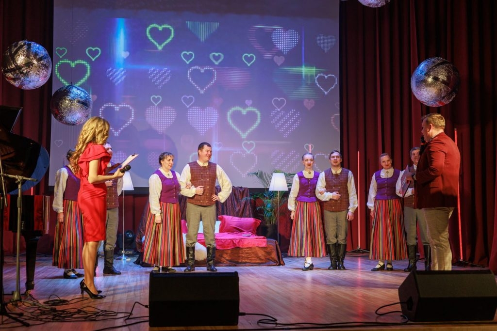 koncertsovs-valentindienas-noskanas-precetie-pret-brivajiem-riebinu-kulturas-nama-foto-v-agurjanovs-024-1024x683.jpg