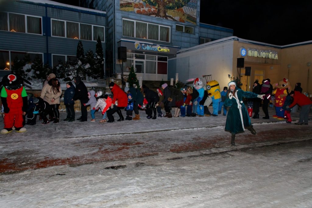 lielas-svetku-egles-iedegsana-balta-pasaka-riebinos-v-agurjanovs-032-1024x683.jpg