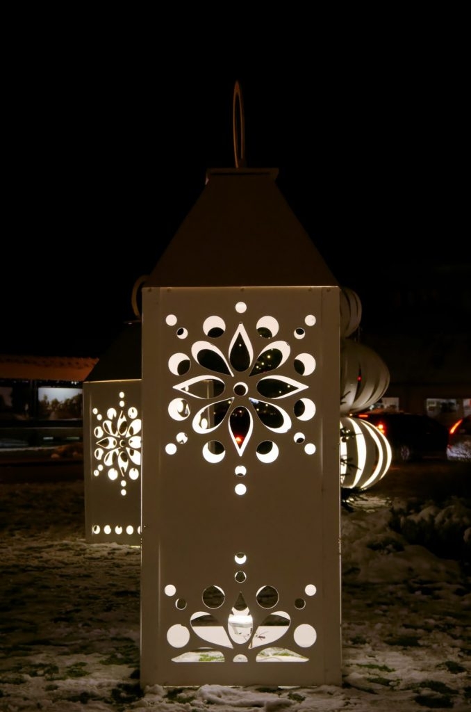 pilsetas-lielas-egles-iedegsana-svetku-laukuma-4-decembri-foto-gunars-vilcans-034-678x1024.jpg
