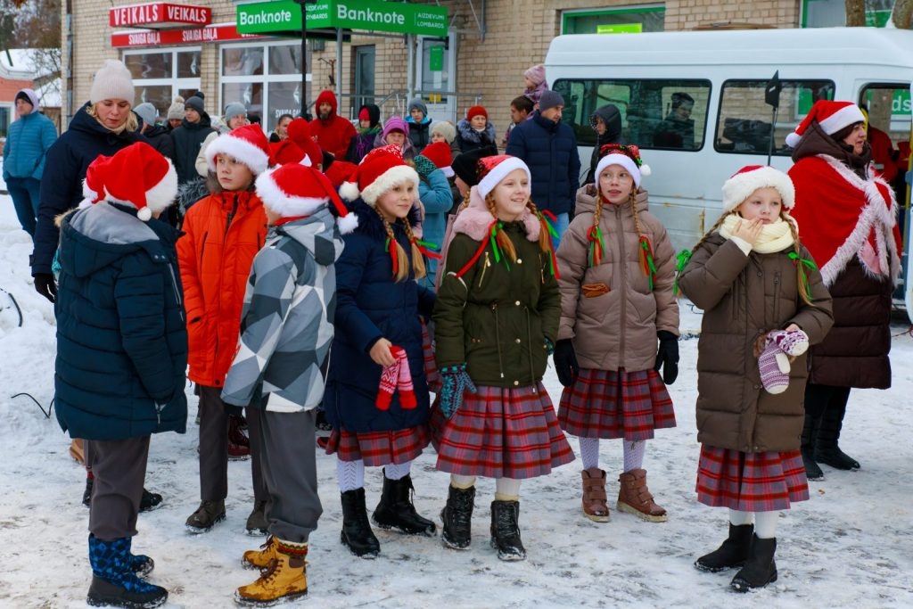 preilu-pilsetas-egles-iedegsanas-pasakums-ziemassvetku-putekli-foto-v-agurjanovs-008-1024x683.jpg