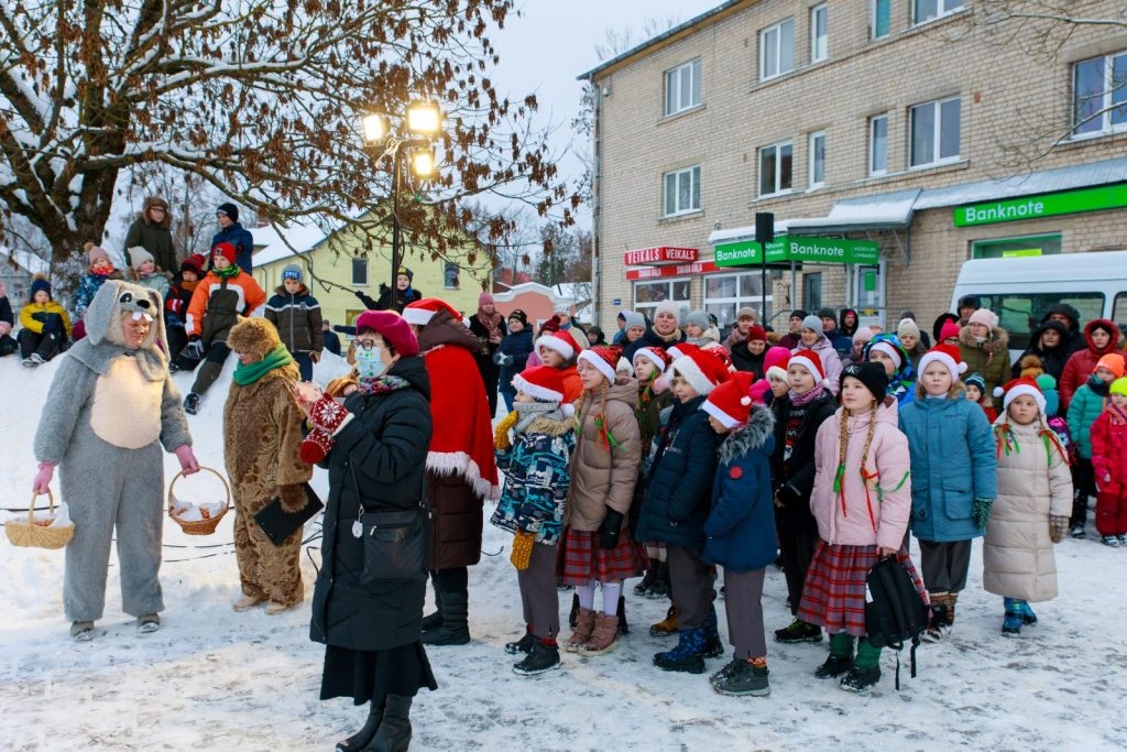preilu-pilsetas-egles-iedegsanas-pasakums-ziemassvetku-putekli-foto-v-agurjanovs-015-1024x683.jpg