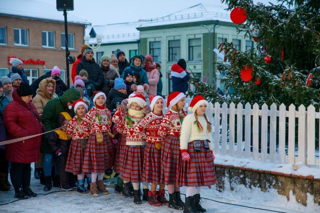 preilu-pilsetas-egles-iedegsanas-pasakums-ziemassvetku-putekli-foto-v-agurjanovs-053-1024x683.jpg