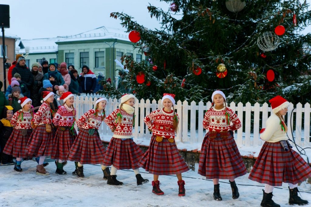 preilu-pilsetas-egles-iedegsanas-pasakums-ziemassvetku-putekli-foto-v-agurjanovs-054-1024x683.jpg
