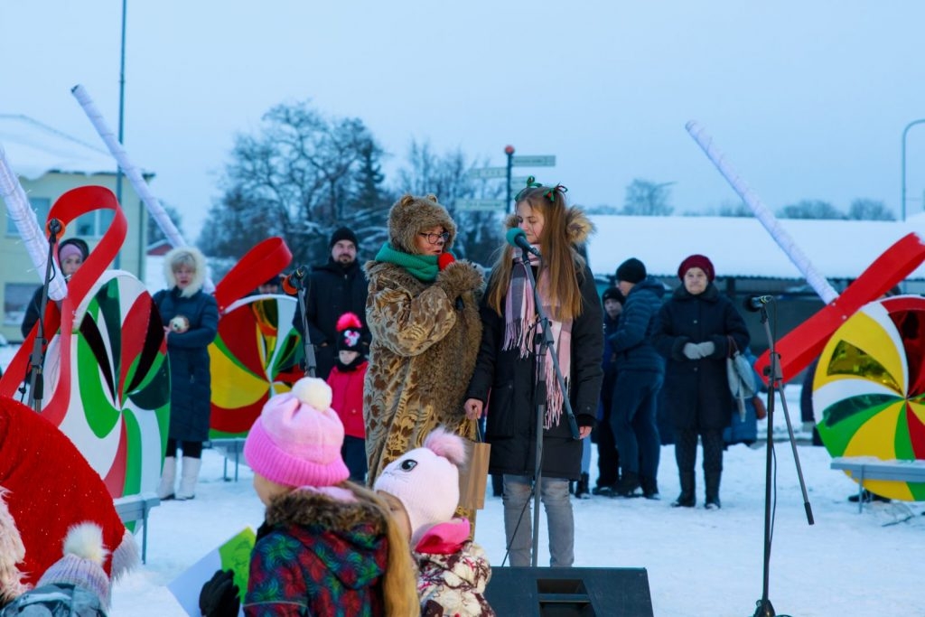 preilu-pilsetas-egles-iedegsanas-pasakums-ziemassvetku-putekli-foto-v-agurjanovs-064-1024x683.jpg