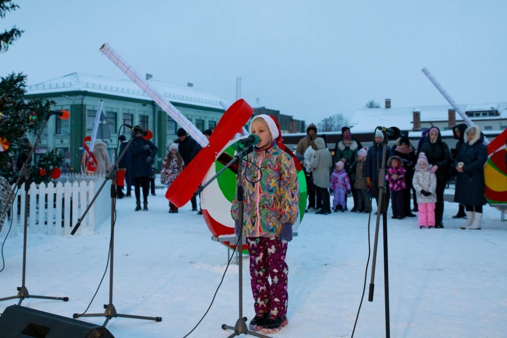 preilu-pilsetas-egles-iedegsanas-pasakums-ziemassvetku-putekli-foto-v-agurjanovs-074-1024x683.jpg