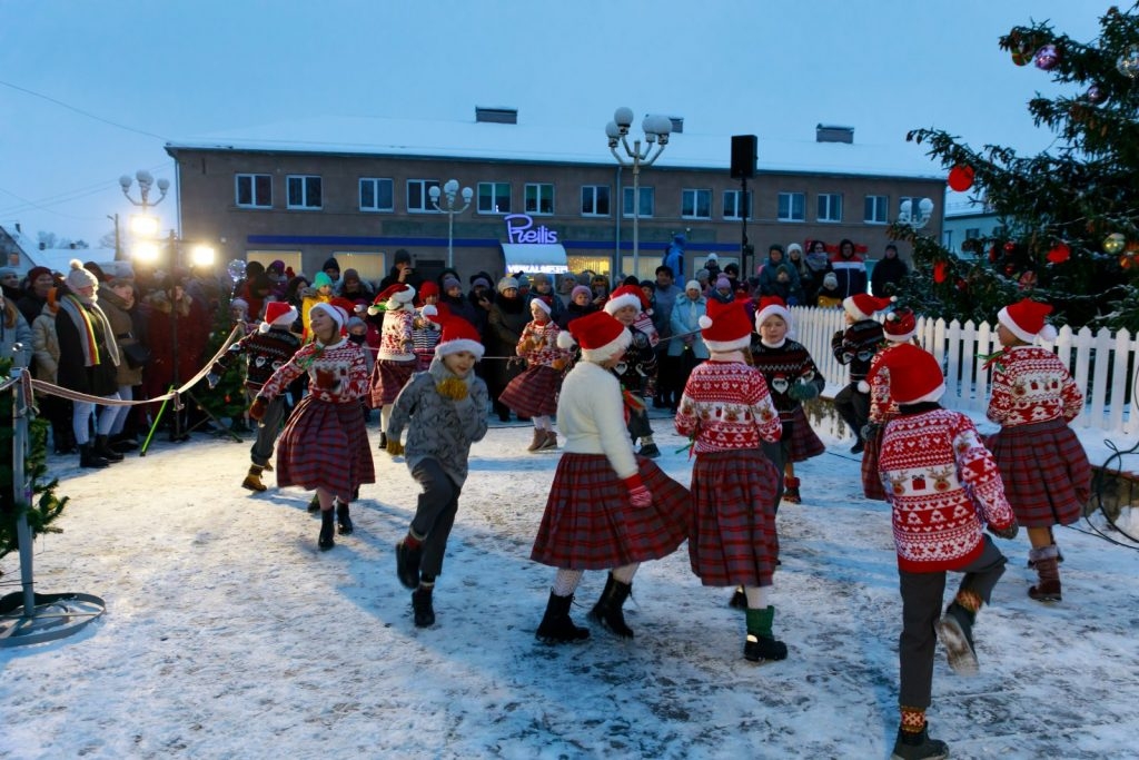preilu-pilsetas-egles-iedegsanas-pasakums-ziemassvetku-putekli-foto-v-agurjanovs-091-1024x683.jpg