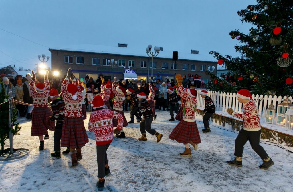 preilu-pilsetas-egles-iedegsanas-pasakums-ziemassvetku-putekli-foto-v-agurjanovs-092-1024x672.jpg